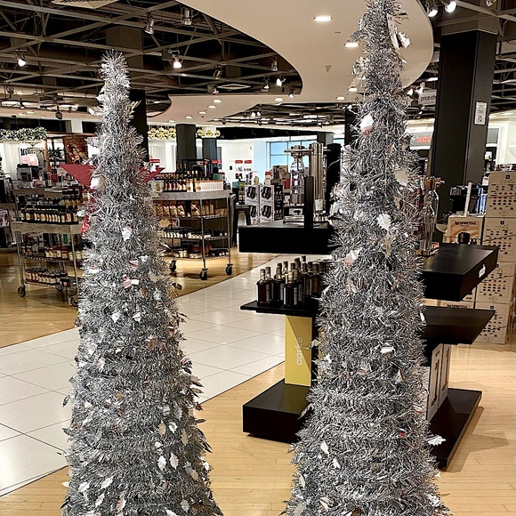 6 ft. Pre-lit Silver Tinsel Pop up artificial Christmas Tree🎄✨ - Picture 2 of 5